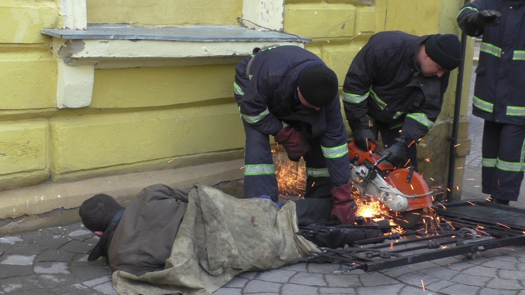 У Чернівцях рятувальники знімали чоловіка з металевої огорожі  (відео)