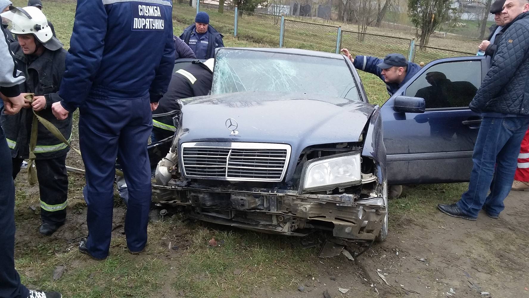 ДТП у Чернівецькій області: водіїв із понівечених авто діставали рятувальники