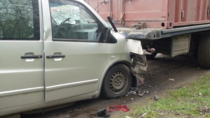 ДТП у Чернівецькій області: мікроавтобус зіткнувся з фурою (фото)