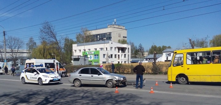 У Чернівцях велосипедист врізався  у легковий автомобіль