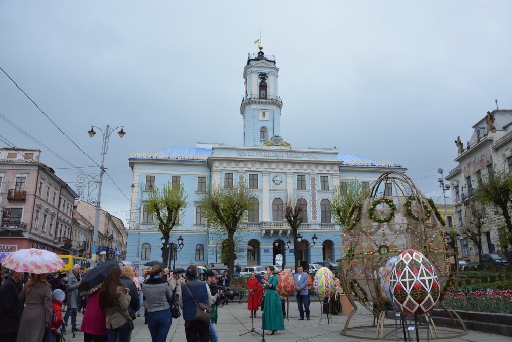 Центральна площа Чернівців готова до Великодня
