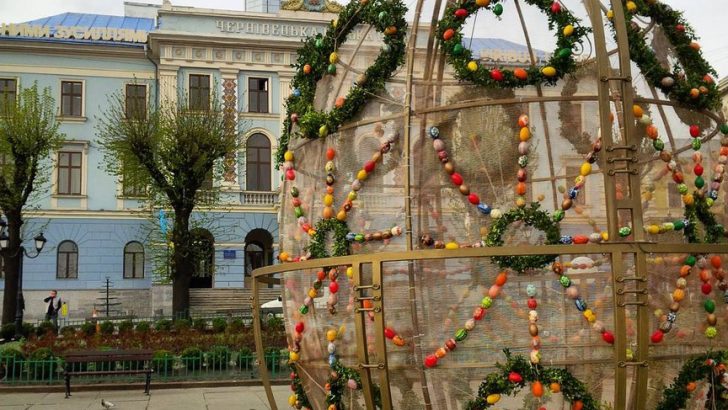 Центральна площа Чернівців готова до Великодня