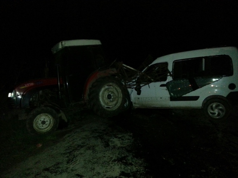 У Чернівецькій області автомобіль в’їхав у трактор, водій загинув (фото)