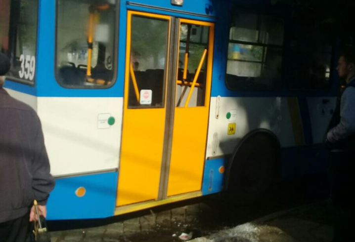 У Чернівцях  з дверей тролейбуса випало скло (фото)