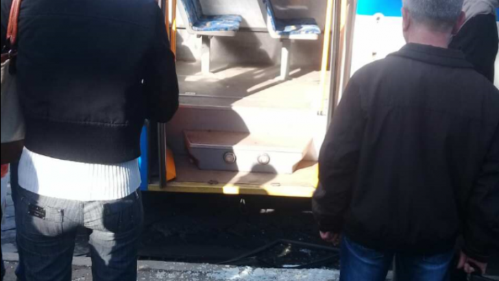 У Чернівцях з дверей тролейбуса випало скло (фото)