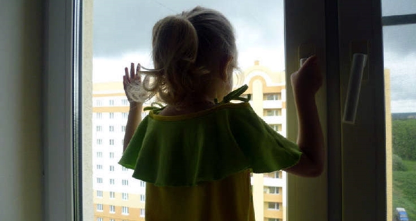 Лікарі прокоментували стан дівчинки, яка випала з вікна багатоповерхівки у Чернівцях