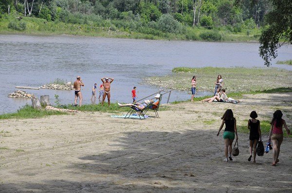 Чернівчанам радять не купатися в річці Прут