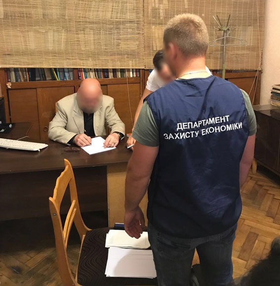 У Чернівецькій області за тиждень на хабарі зловили двох адвокатів