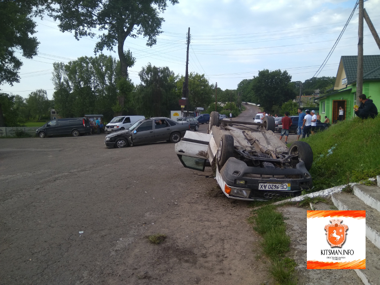 У Чернівецькій області авто при обгоні перекинулося на дах