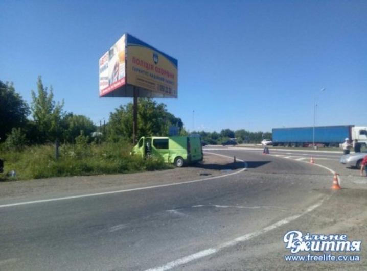 У Чернівецькій області ДТП за участі мікроавтобуса та легкового авто (фото)