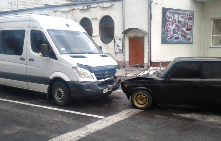 ДТП у Чернівецькій області: ВАЗ в'їхав у мікроавтобус (фото)