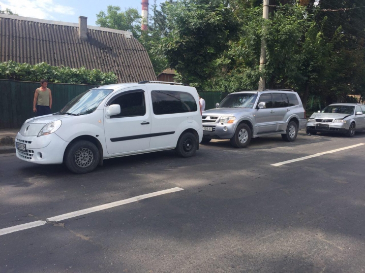 Потрійна ДТП у Чернівцях (фото)