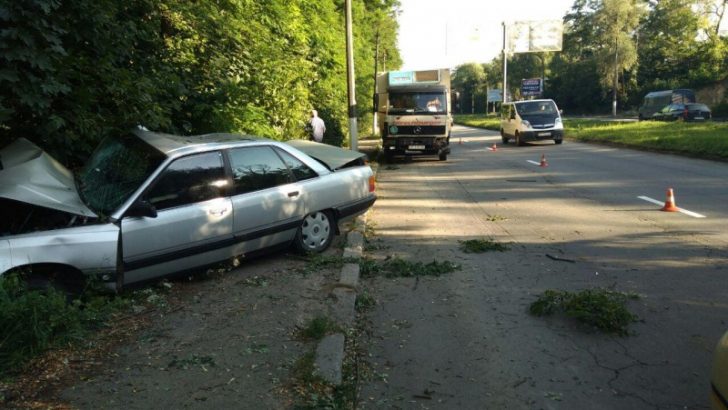 ДТП у Чернівцях: Audi зіткнувся з припаркованим Mercedes (фото)