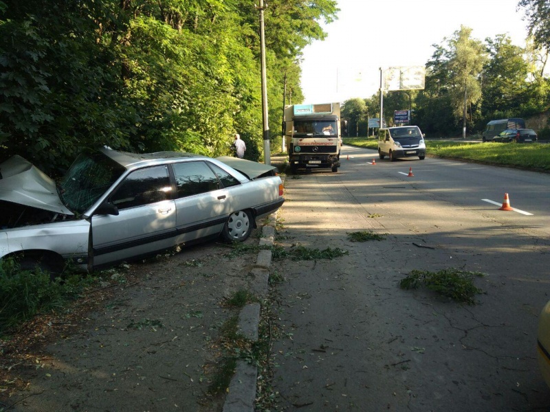 ДТП у Чернівцях: Audi зіткнувся з припаркованим Mercedes (фото)