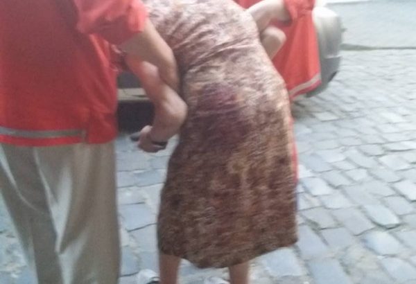У Чернівцях 88-річна бабуся отримала травму, виходячи із маршрутки (відео)