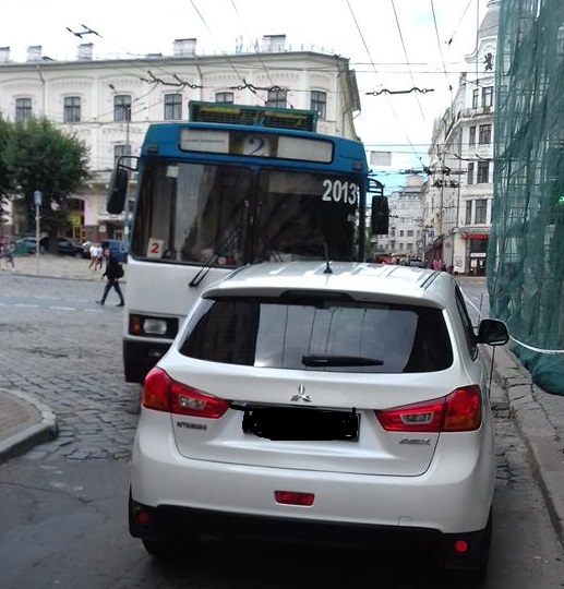 У центрі Чернівців водій заблокував рух тролейбусів