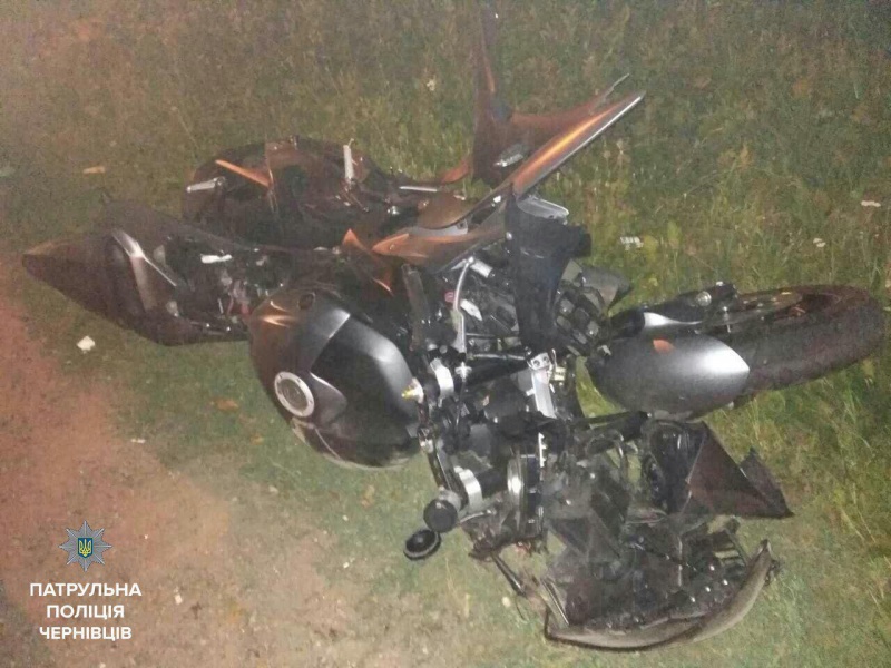 У Чернівцях вночі мотоцикліст збив людину на пішохідному переході та втік