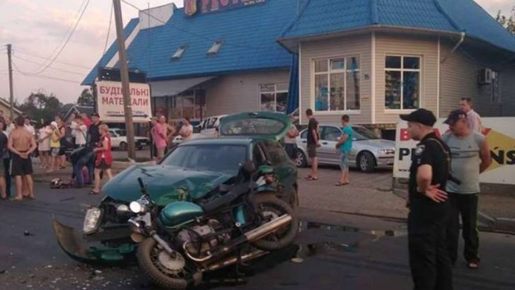 ДТП у Мамаївцях: зіткнулися мотоцикл та легкове авто. Є постраждалі
