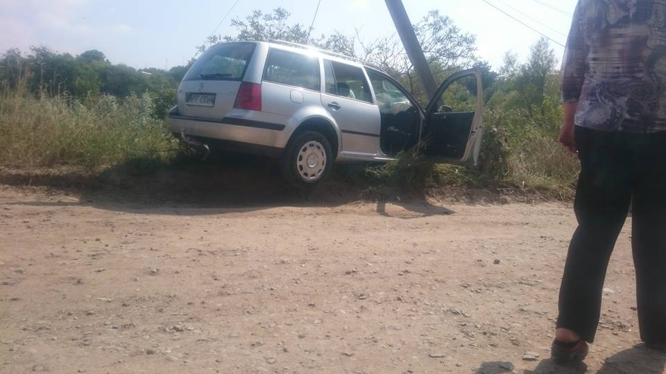 У Чернівцях водій «Volkswagen» в’їхав в стовп і намагався втекти