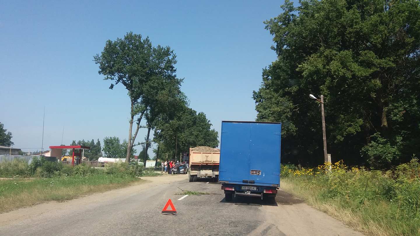 ДТП у Чернівецькій області: BMW Х5 зіткувся з вантажівкою (фото)