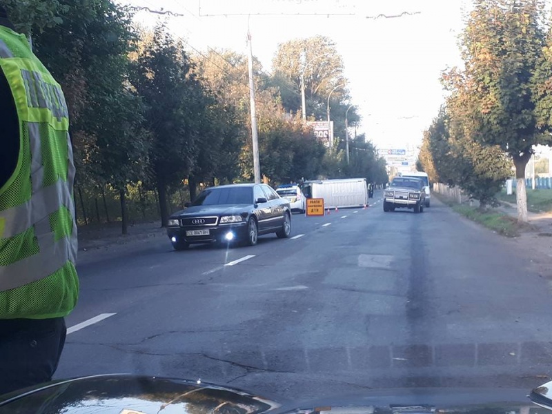 ДТП у Чернівцях: мікроавтобус врізався в дерево і перекинувся, постраждала літня жінка