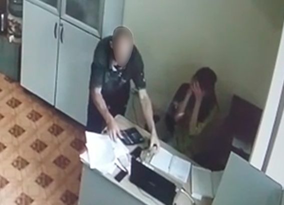З’явилося відео, як затримували озброєного злочинця, який вчинив розбійний напад у Чернівцях