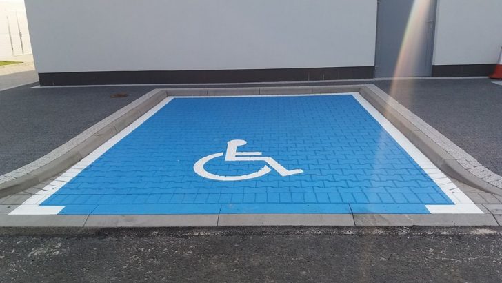 У Чернівцях розпочали облаштовувати паркомісця для людей з інвалідністю за нормами ЄС