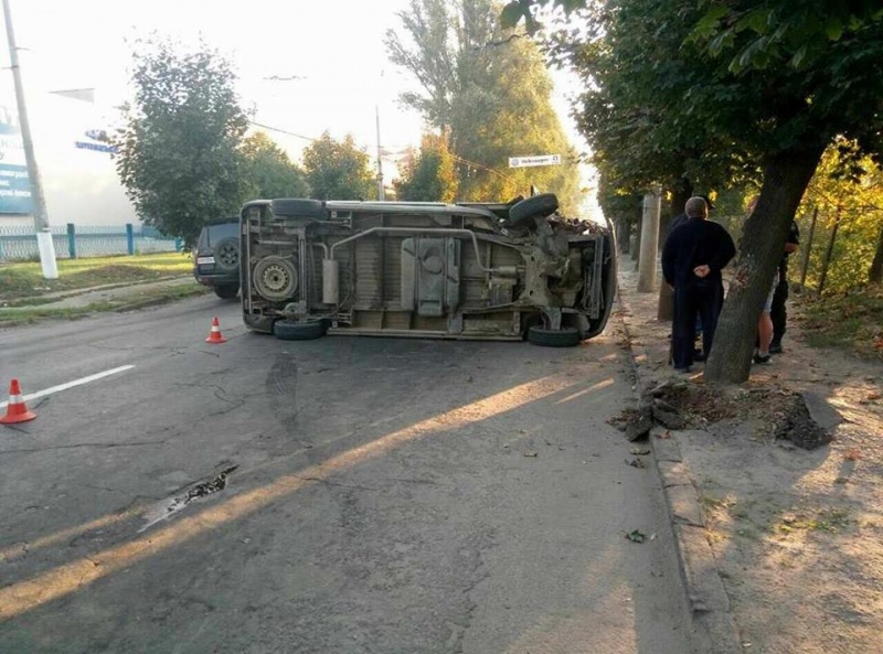 ДТП у Чернівцях: мікроавтобус врізався в дерево і перекинувся, постраждала літня жінка