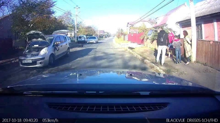 ДТП у Чернівцях: Nissan врізався у припарковане Suzuki