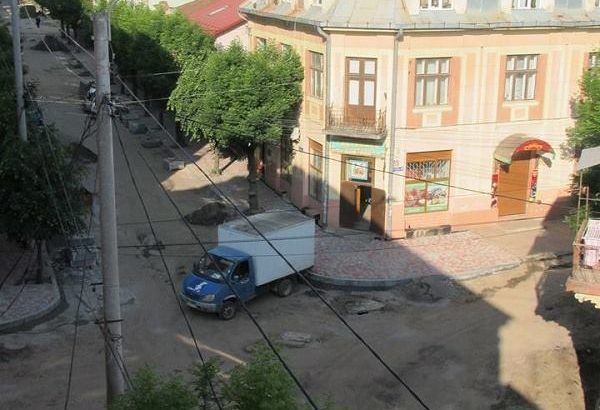 Як змінювалася вулиця Богдана Хмельницького у Чернівцях? Фотоісторія п’ятирічного ремонту