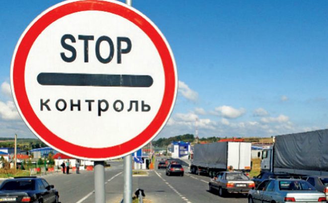 Сотня вантажівок застрягла на кордоні у Чернівецькій області