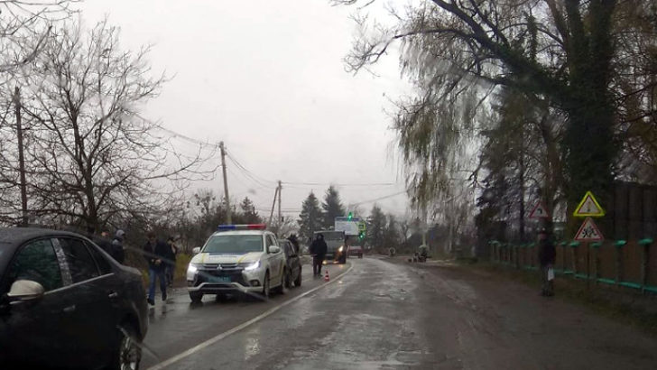 ДТП у Чернівецькій області: Renault в’їхав у поліцейський позашляховик «Mitsubishi Outlander»