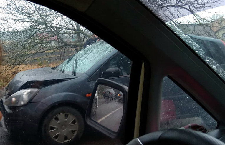 ДТП у Чернівецькій області: Renault в’їхав у поліцейський позашляховик «Mitsubishi Outlander»