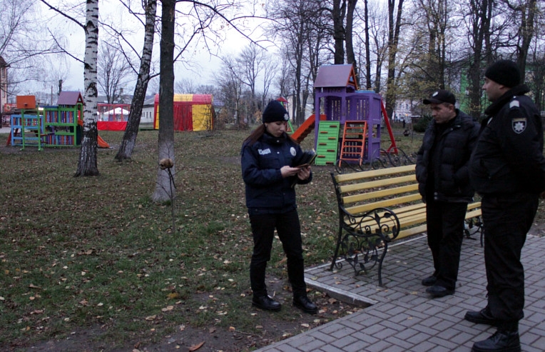 Череп на дитячий майданчик у Сторожинці принесли комунальники