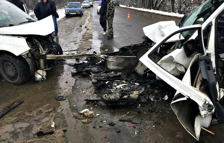 У Чернівецькій області «лоб в лоб» зіткнулися два авто. Є постраждалі