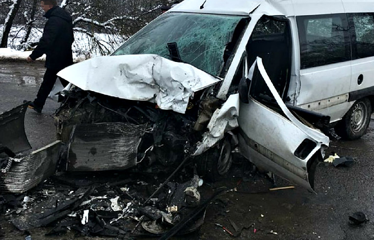У Чернівецькій області «лоб в лоб» зіткнулися два авто. Є постраждалі