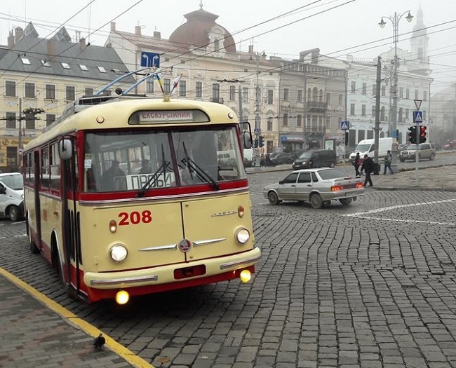У Чернівцях відреставрували 40-річний тролейбус Skoda