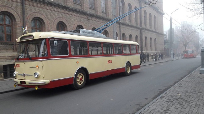 У Чернівцях відреставрували 40-річний тролейбус Skoda