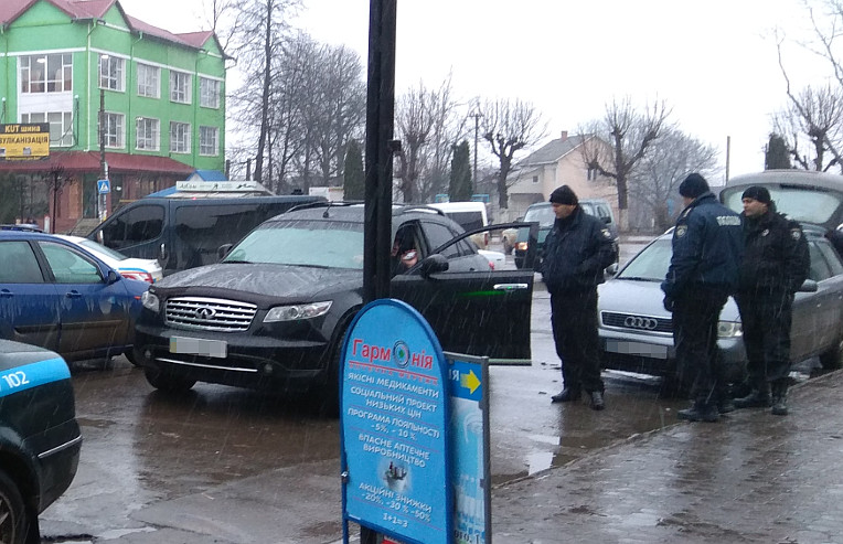 ДТП у Чернівецькій області: п’яний водій на Infiniti  в’їхав у Audi А6