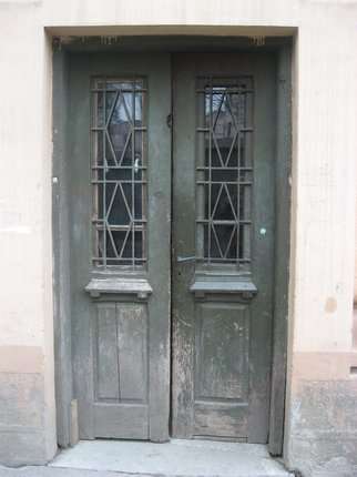 У Чернівцях на вулиці Гагаріна зремонтували дерев’яні двері на умовах співфінансування