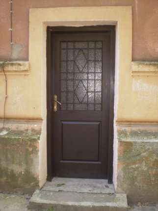У Чернівцях на вулиці Гагаріна зремонтували дерев’яні двері на умовах співфінансування