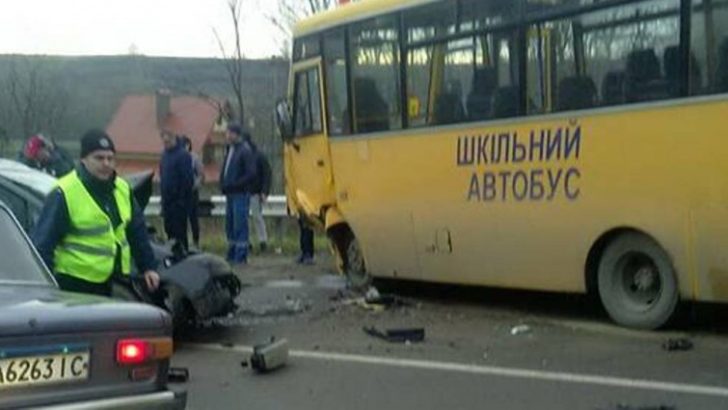 ДТП у Чернівецькій області: легковик в’їхав у шкільний автобус