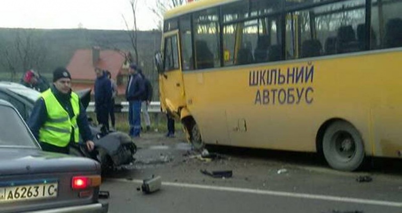 ДТП у Чернівецькій області: легковик в’їхав у шкільний автобус