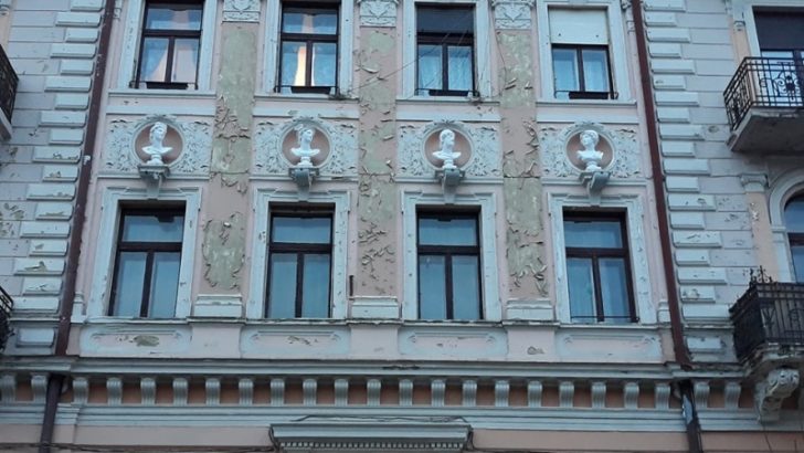 На фасаді будинку на вулиці Кобилянської відновили барельєфи античних богів