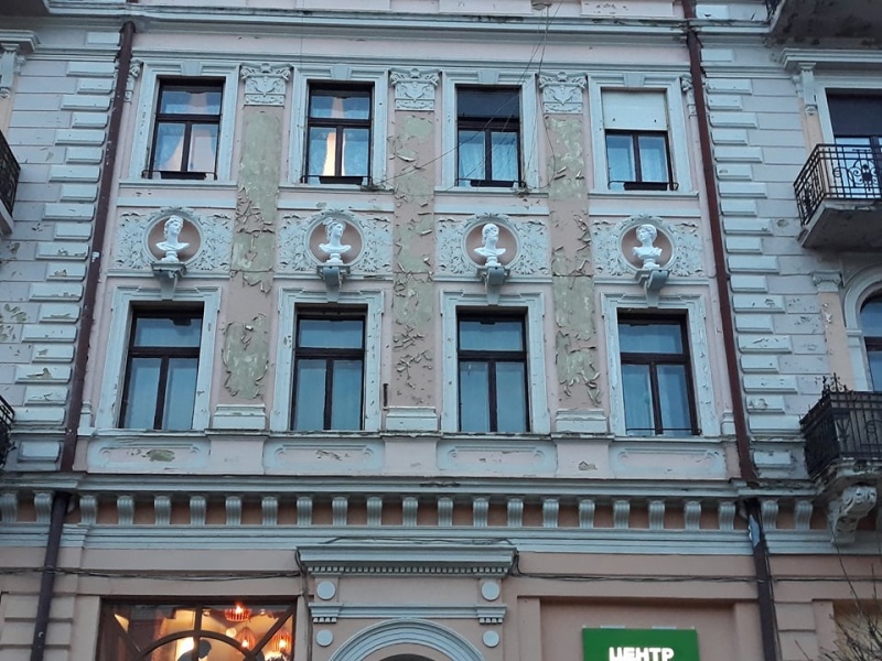 На фасаді будинку на вулиці Кобилянської відновили барельєфи античних богів