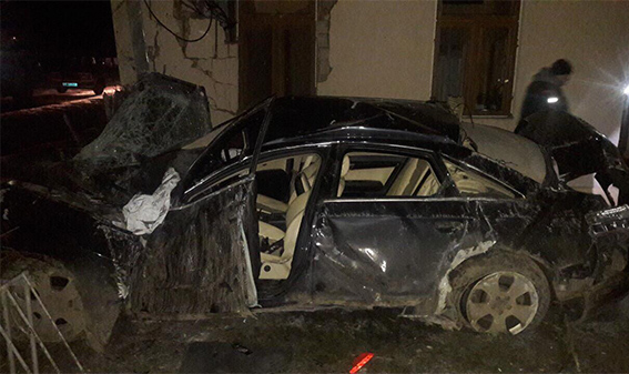 Поліція затримала водія Audi, який розтрощив стіну шкільної їдальні у Чернівецькій області