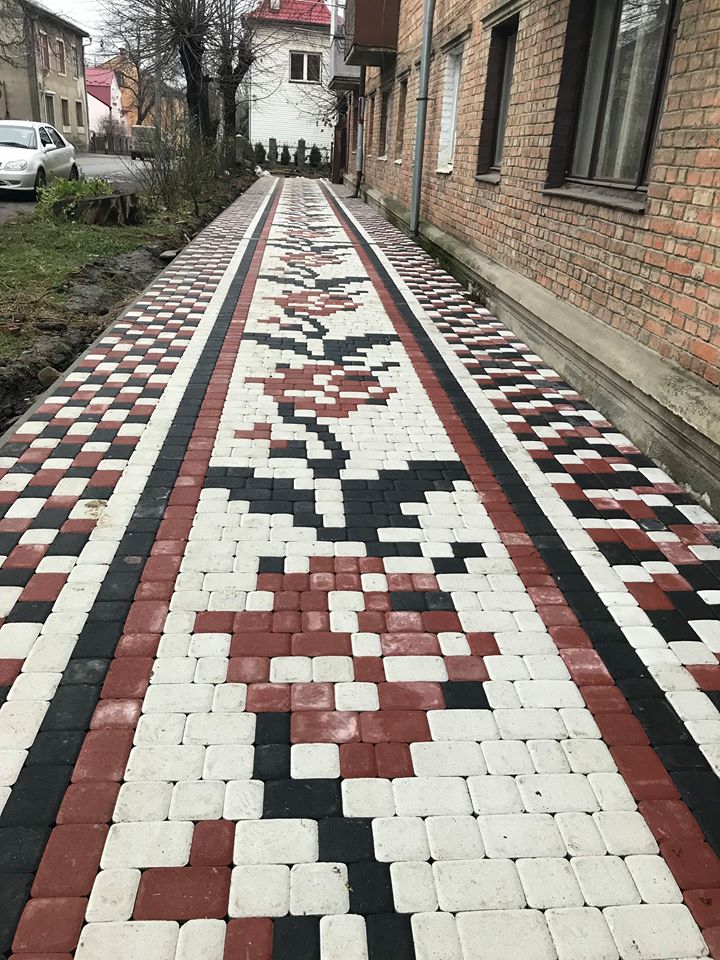 «Вишиваний» тротуар у Чернівцях