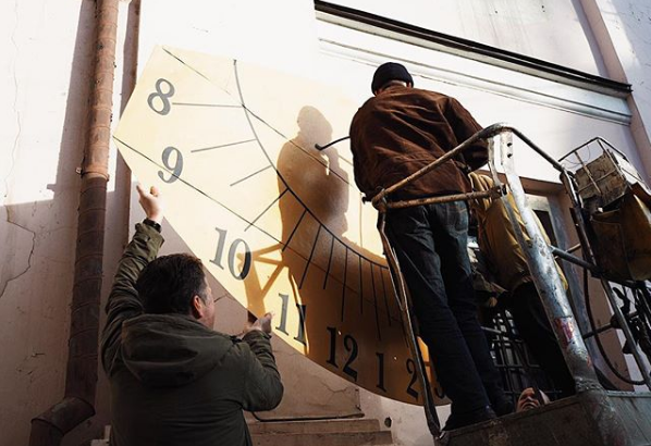 У Чернівцях на костелі встановили відреставрований сонячний годинник