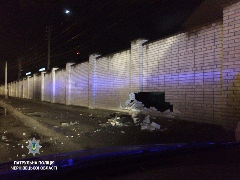 У Чернівцях п'яний водій розбив паркан та втік з місця ДТП