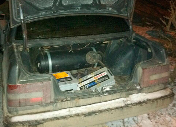 У Чернівцях поліція на гарячому затримала викрадачів автомобільних акумуляторів